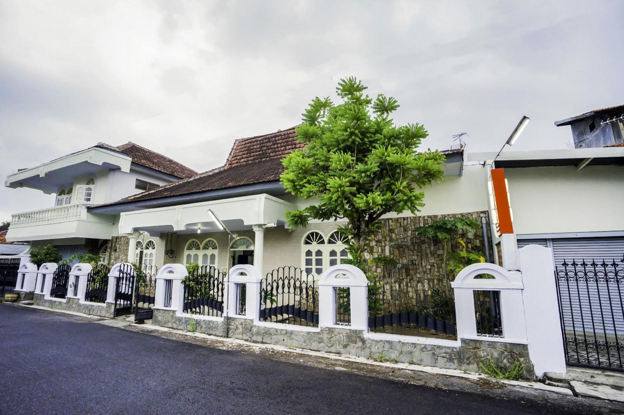 Oyo 2004 Penginapan Bidara Syariah Probolinggo Exterior photo