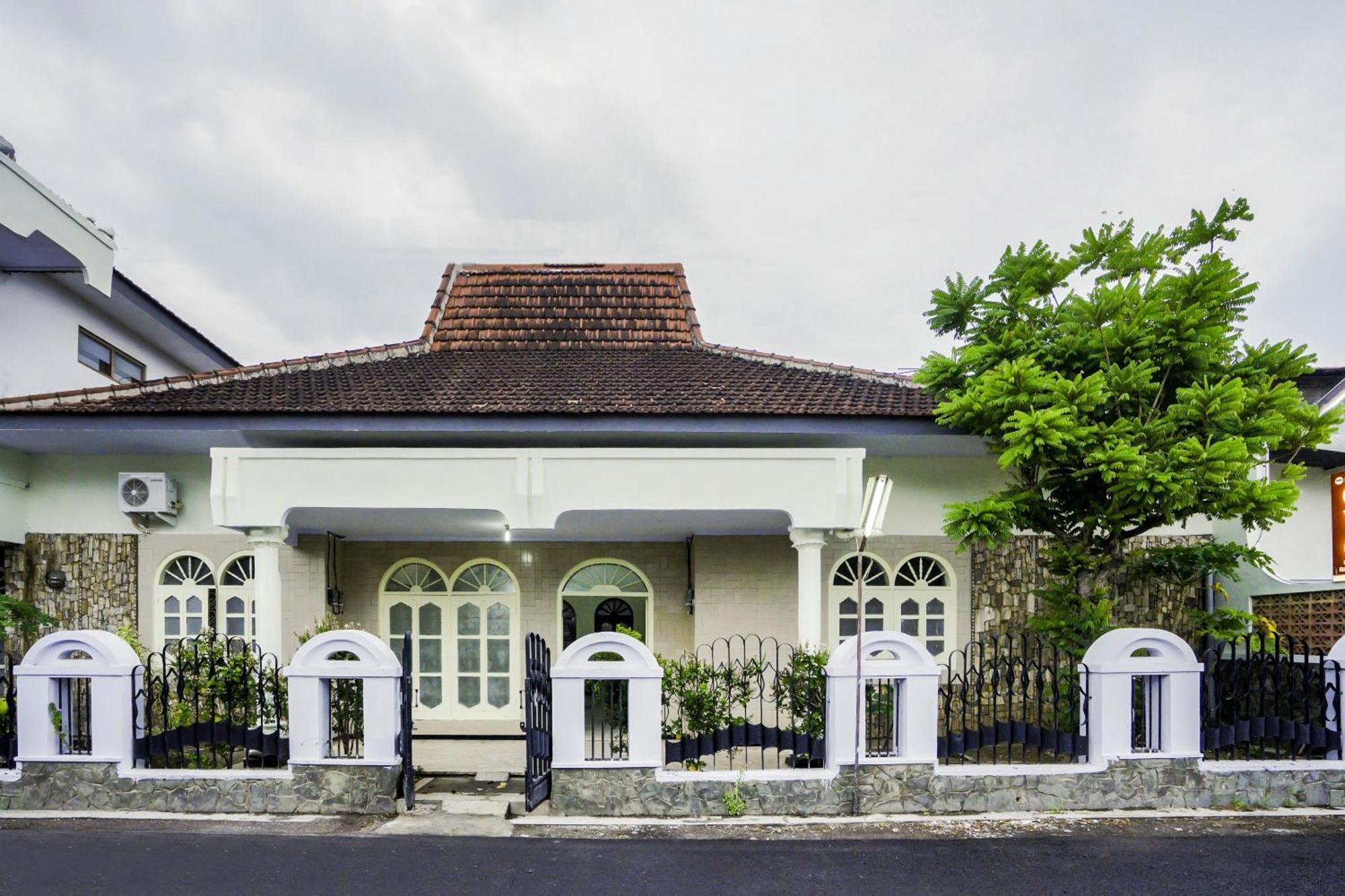 Oyo 2004 Penginapan Bidara Syariah Probolinggo Exterior photo